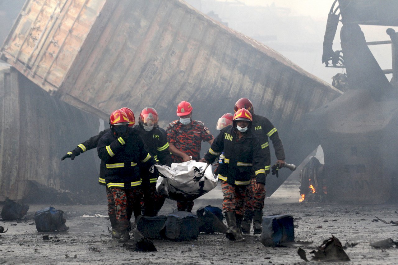 孟加拉貨櫃倉庫大火與爆炸 34死逾300傷