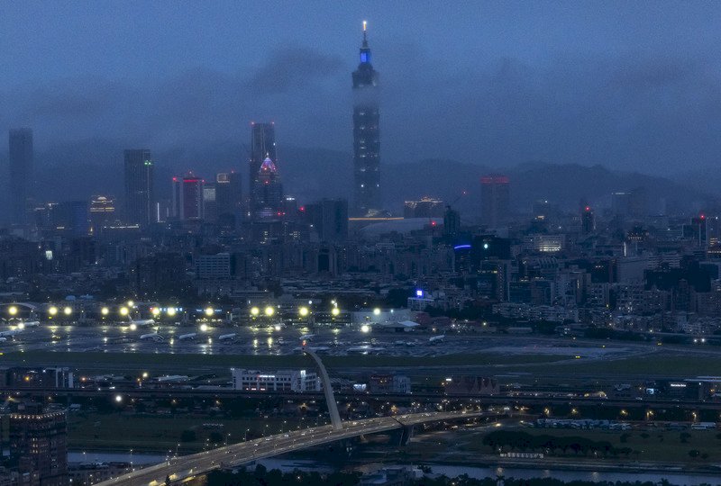 鋒面將漸遠離  12日入夜後降雨才緩和