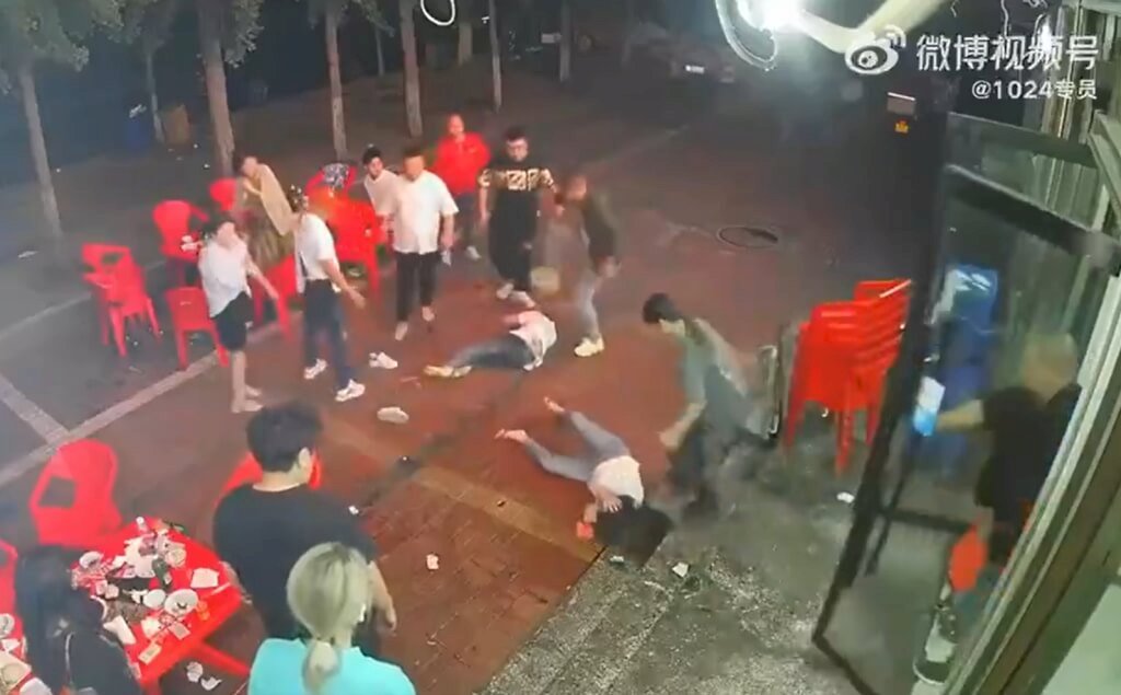 河北燒烤店騷擾攻擊事件 引發對婦女施暴的強烈抗議