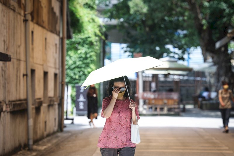 11縣市亮高溫燈號 中午前後易飆36度