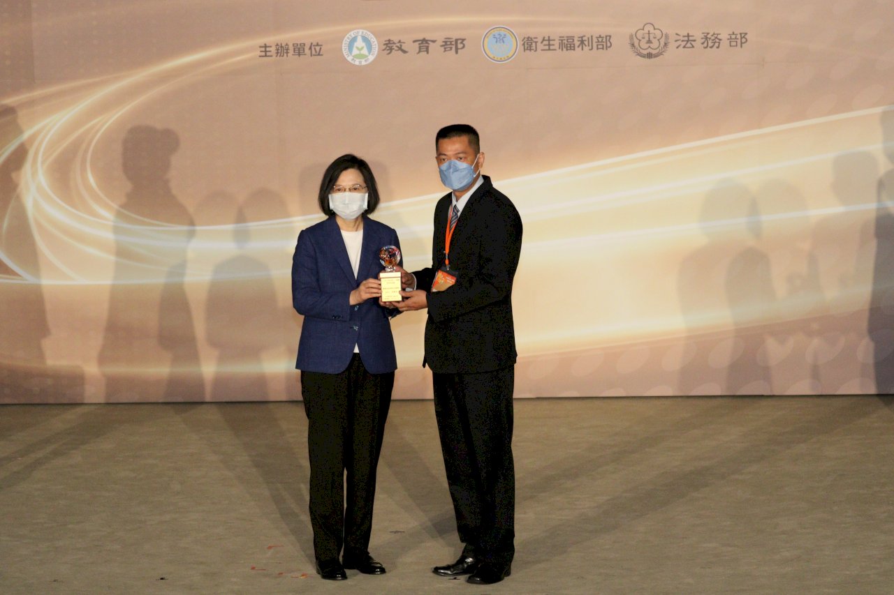 當年的毒品犯今反毒有功 獲蔡總統表揚