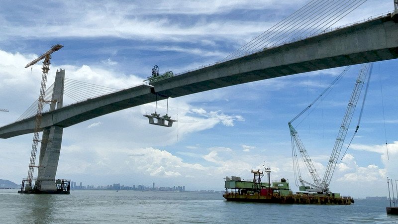 登40多米高視察金門大橋施工  王國材估10月通車