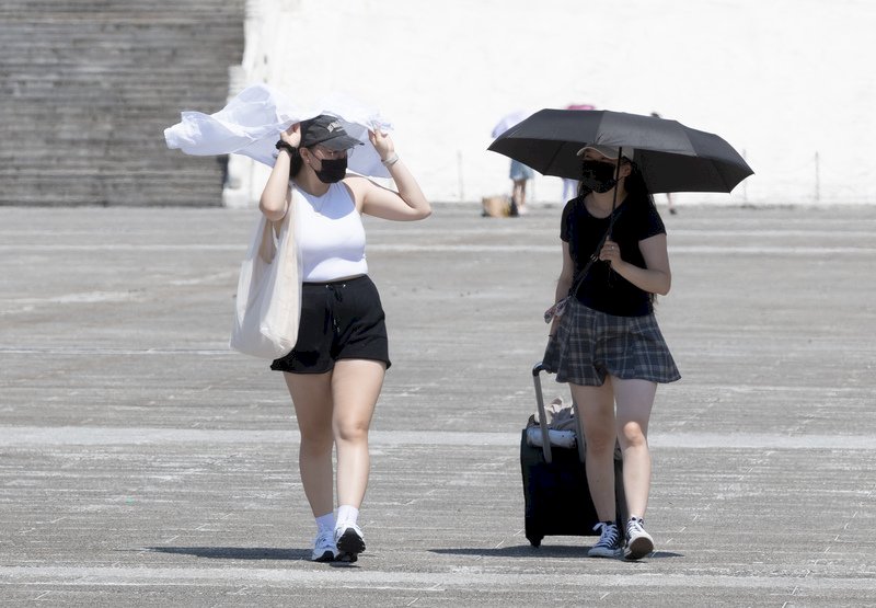 各地高溫炎熱上看35度 午後注意雷陣雨