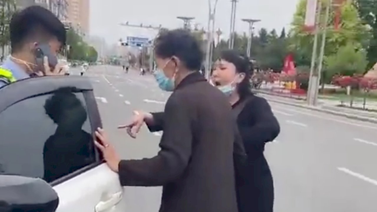如來神掌！ 丹東父女被控襲警引眾怒 促成全城部分解封