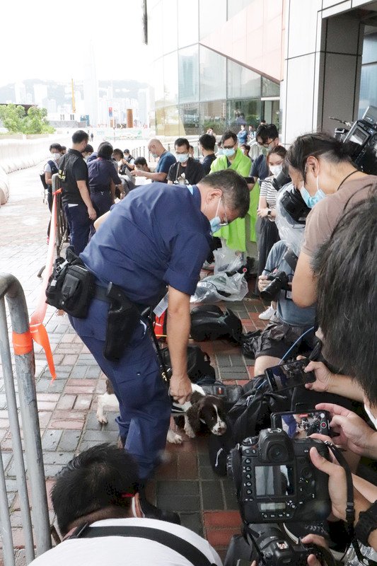 中國國家主席習近平伉儷30日搭乘高鐵抵港，香港警方採取了嚴密保安措施。拍攝習近平伉儷專車的記者也要逐一接受警員及警犬（圖）搜查所攜物品，還要登記身分證和記者證。中央社記者張謙香港攝  111年6月30日 (圖：中央社)