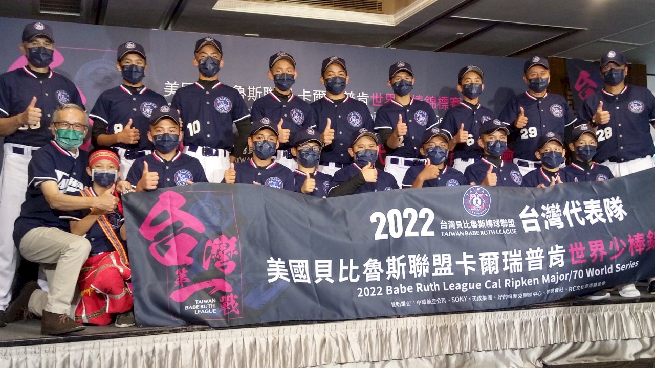 台灣70年首次前進貝比魯斯大賽 小球員暖心舉動逼哭吳念真 (影音)