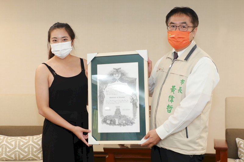台南女兒胡家琪西點軍校歸國 秀畢業證書分享榮耀