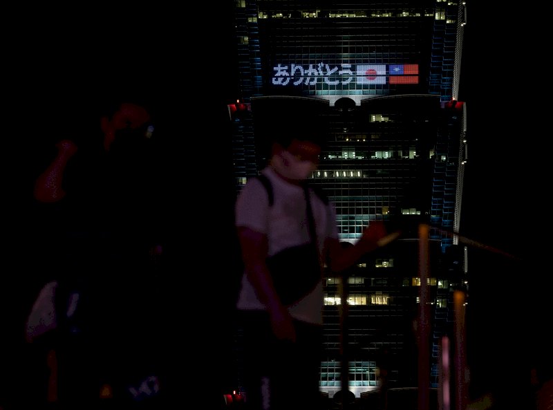 悼念安倍晉三 台北101連4天點燈打字致意