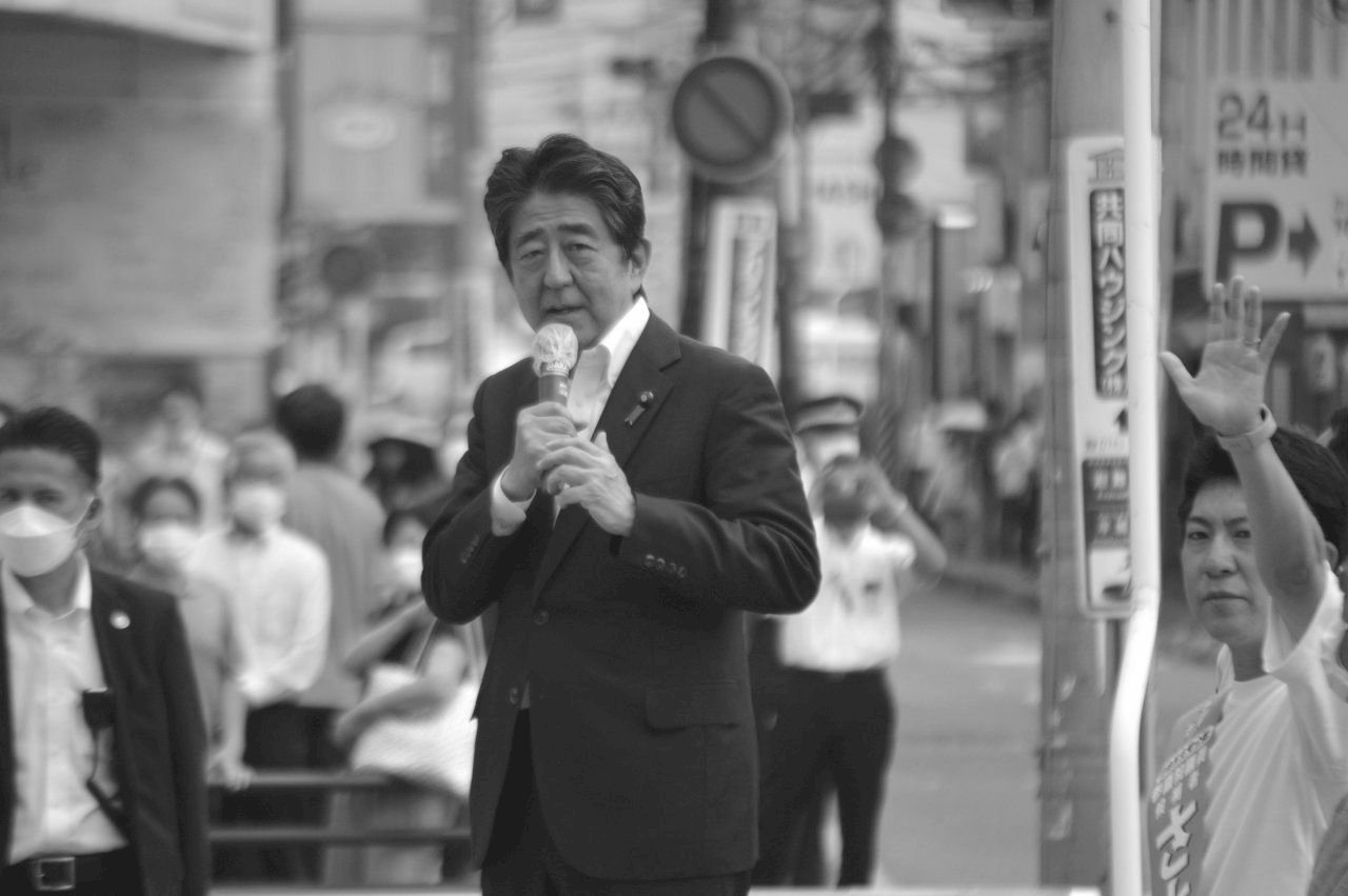 日本前首相安倍遇刺 傷重不治