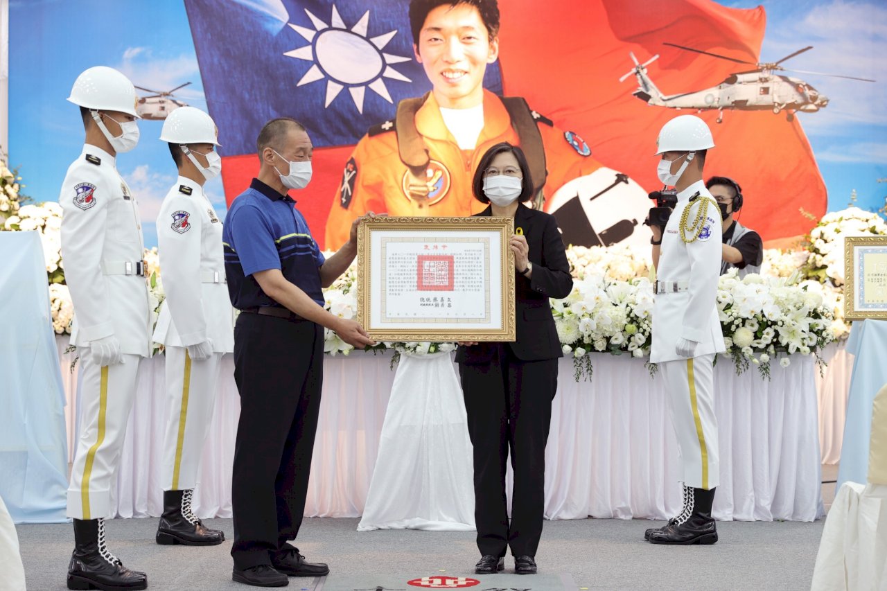 海軍墜機殉職士官長劉尚鈞告別式今舉行 總統親頒褒揚令
