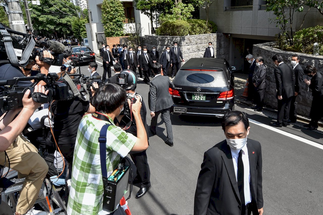 NHK：載有安倍晉三遺體靈車抵達東京住宅