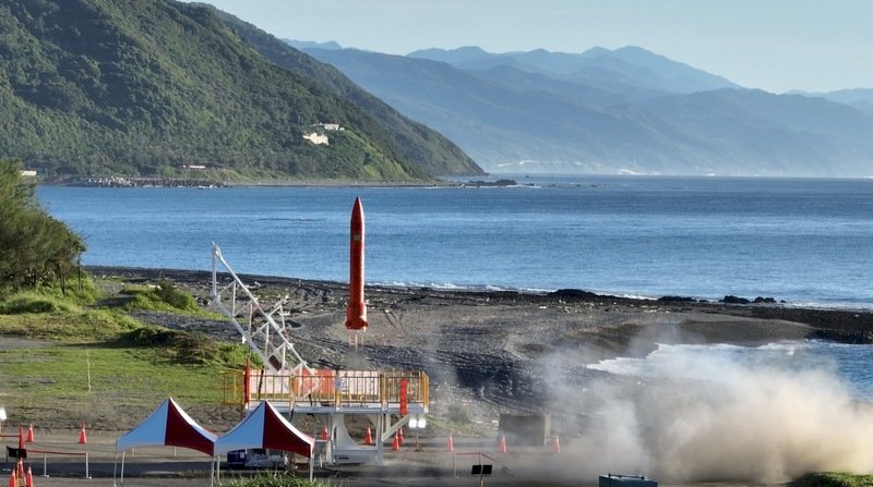 短期發射場首飛 台首支混合式類衛星載具火箭升空
