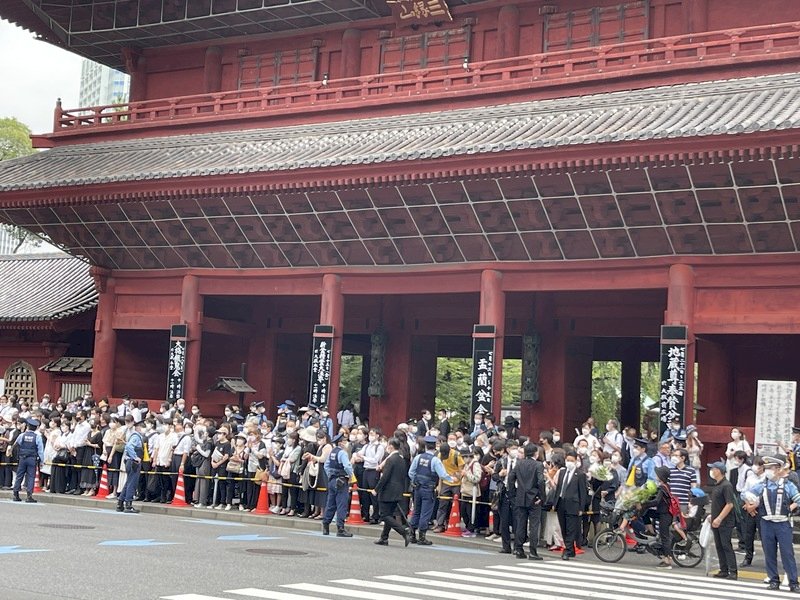 安倍晉三喪禮場外 日本民眾大排長龍獻花惜別