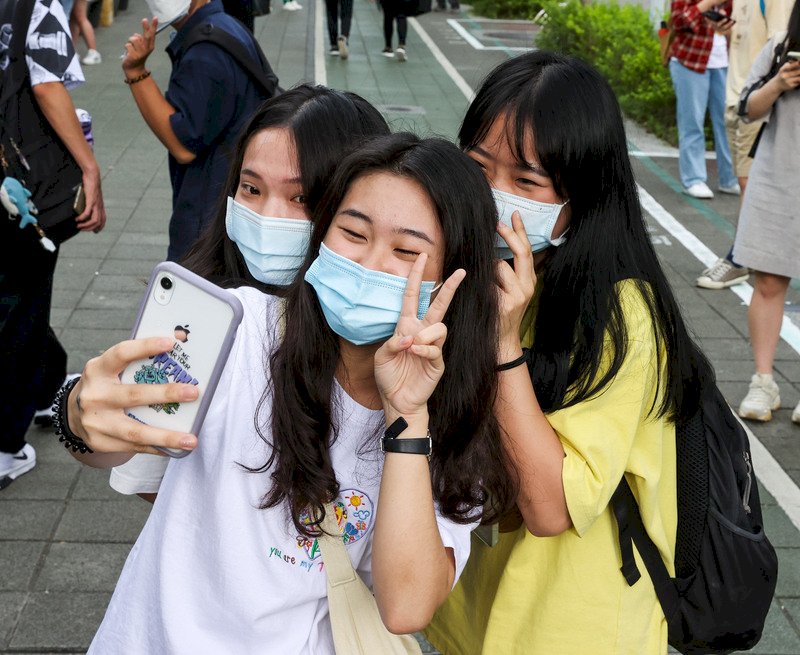 報考生數首度低於分發入學名額   大學錄取率逼近100%    22級分始可填志願