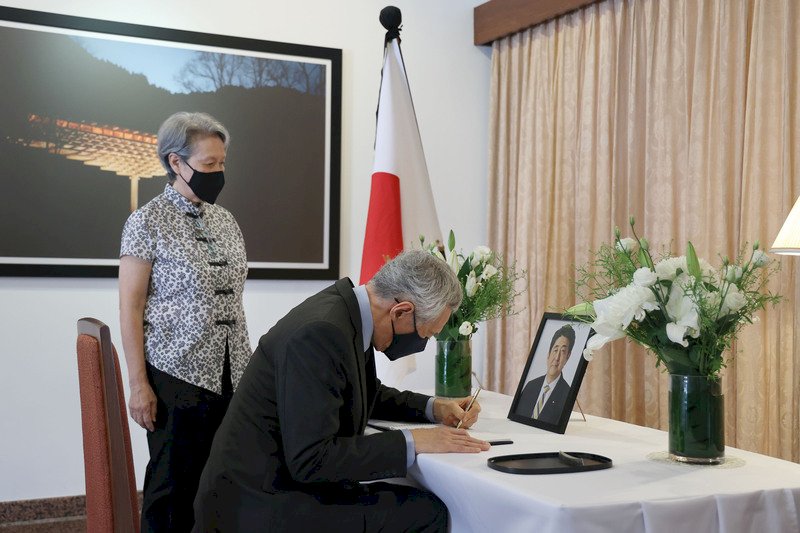 日本大使館設弔唁冊 旅星日人致意感念安倍貢獻