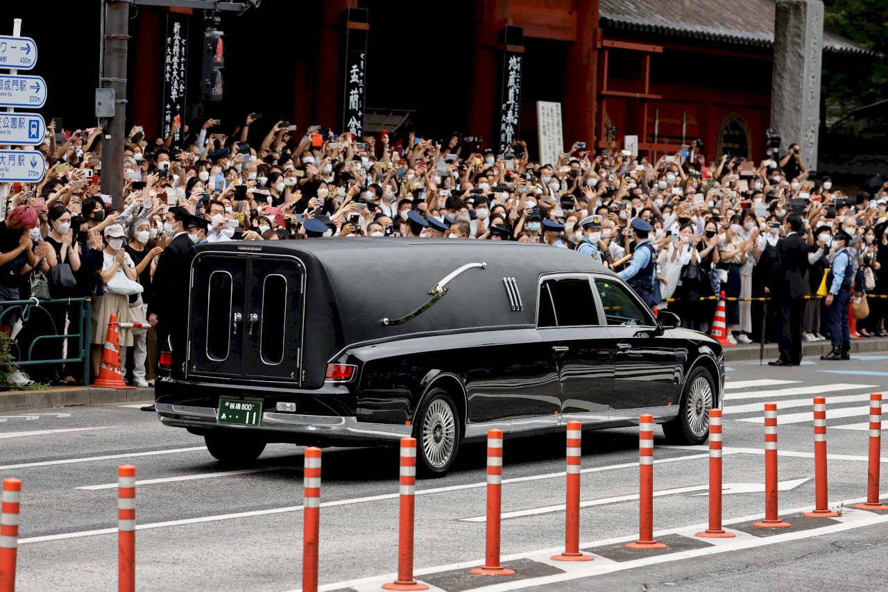永田町最後告別！安倍晉三靈柩離開增上寺 民眾夾道目送最後一程