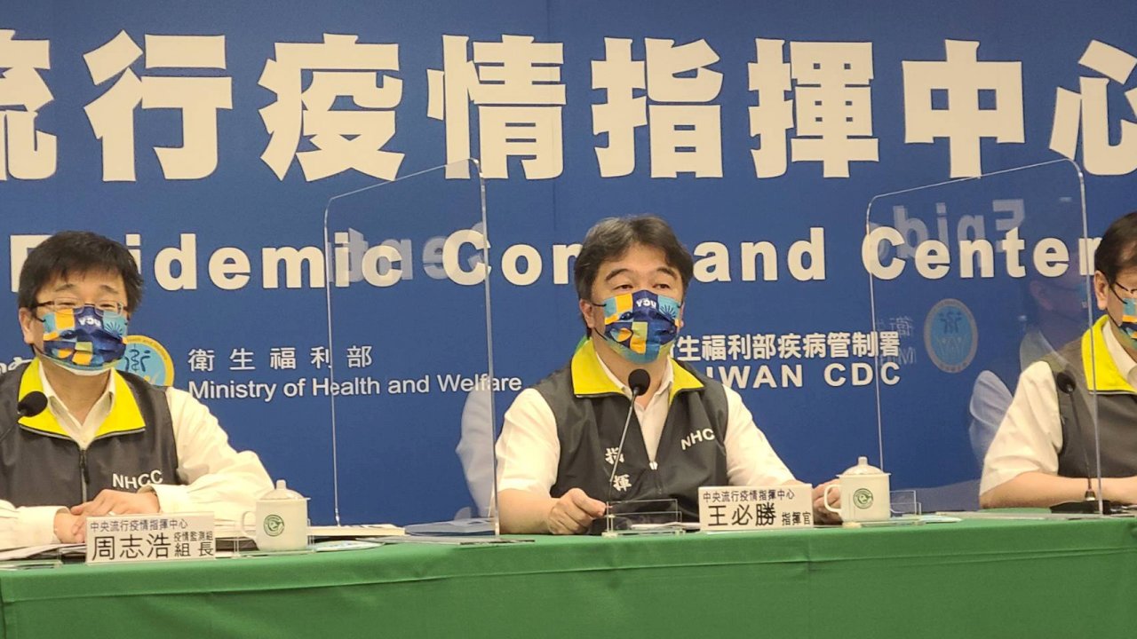 首度主持指揮中心記者會  王必勝：持續朝穩健開放目標努力