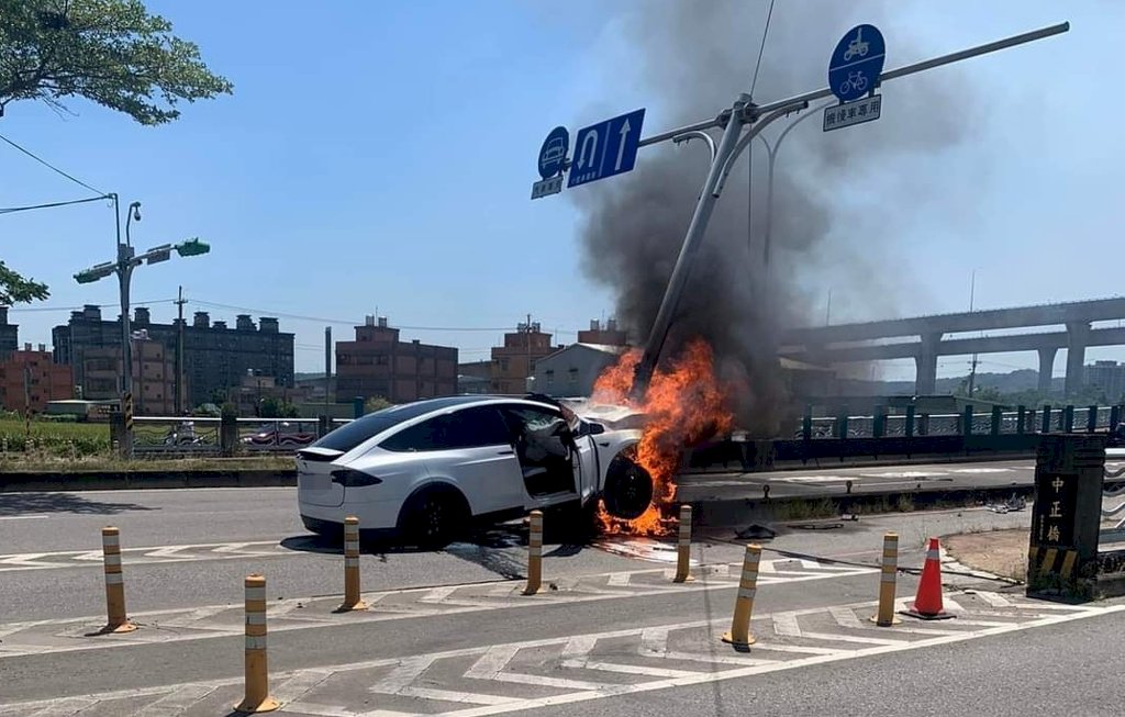 特斯拉自撞車頭起火 警方證實為藝人林志穎