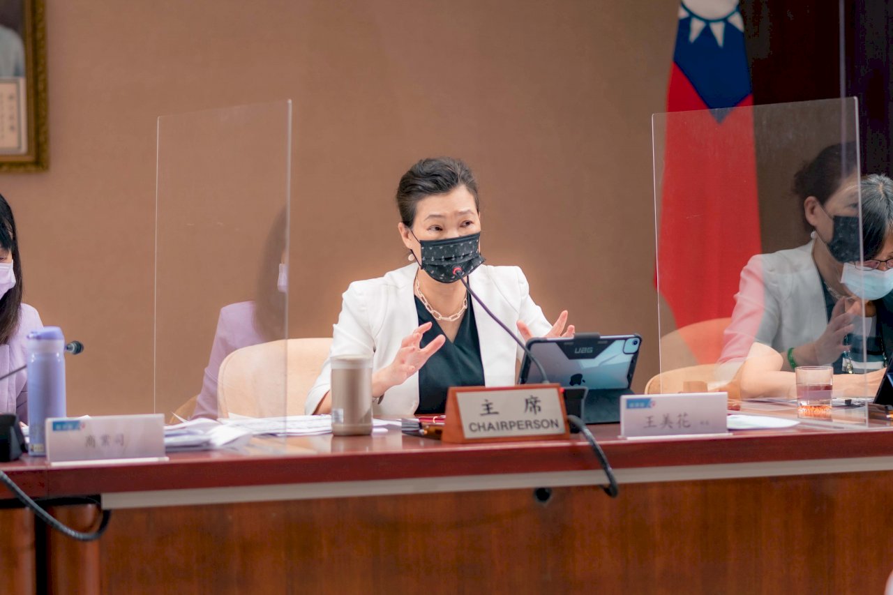 經長與商業公協會座談2050淨零目標  業者盼獎勵補助