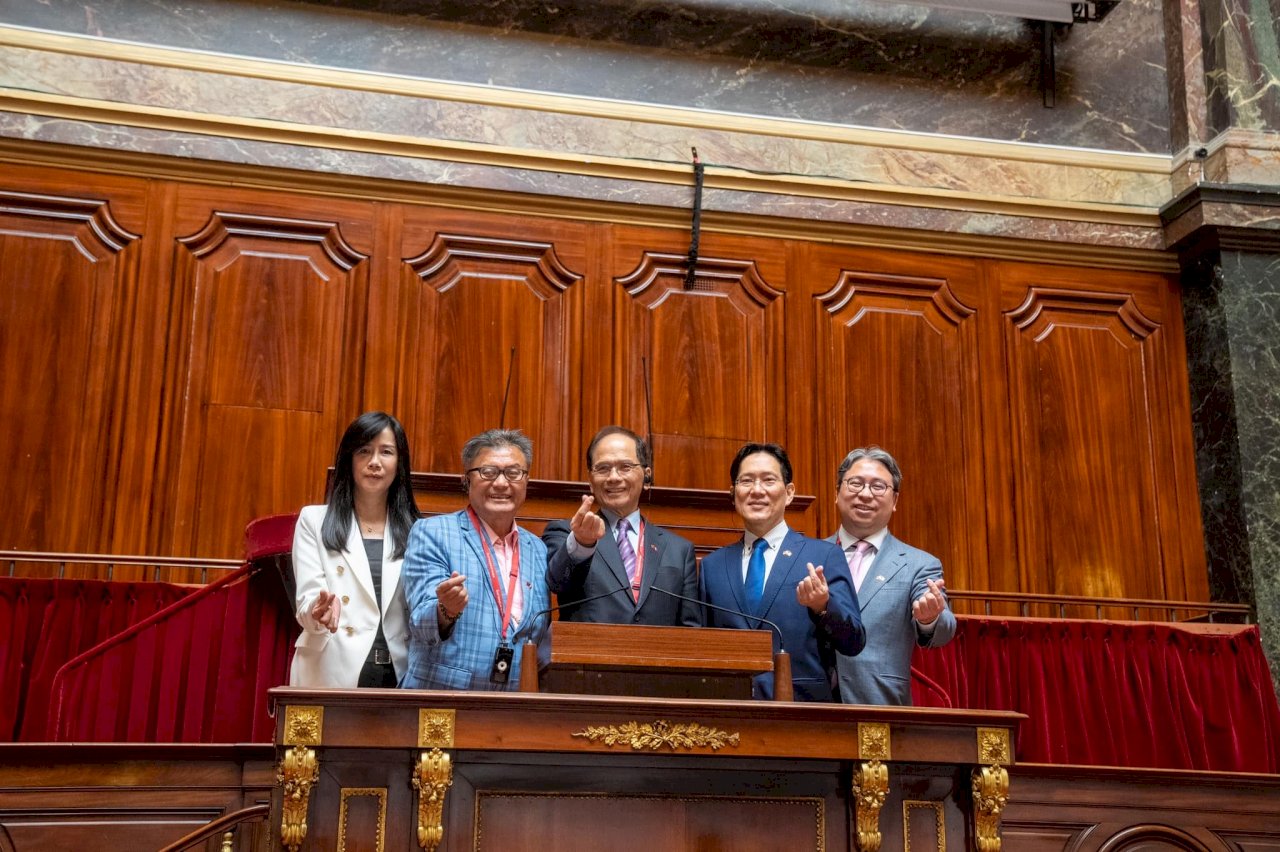 立院外交訪團 受邀入凡爾賽宮聯席會議議場