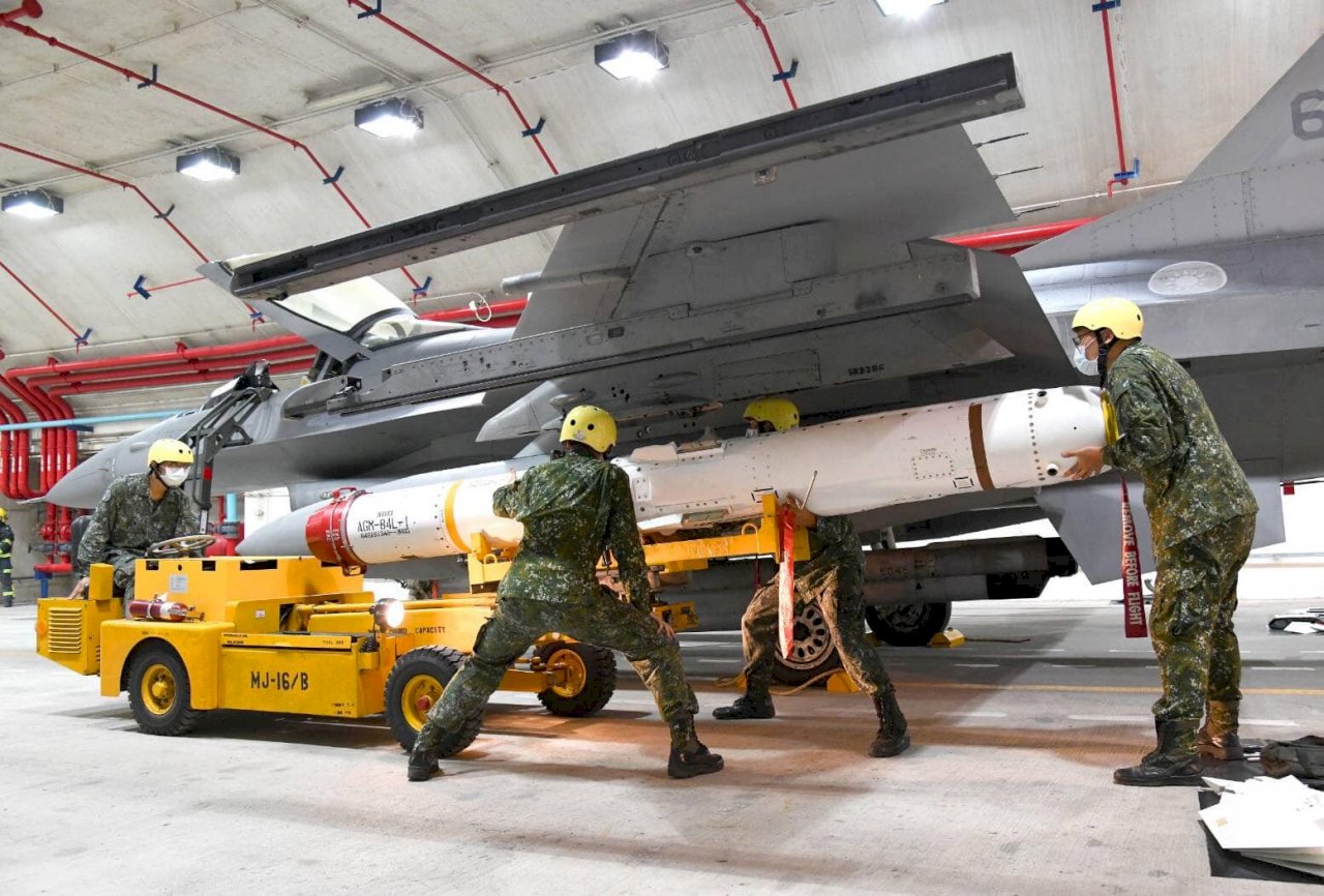 空軍夜間演練彈藥整補  東部山洞機堡罕見曝光