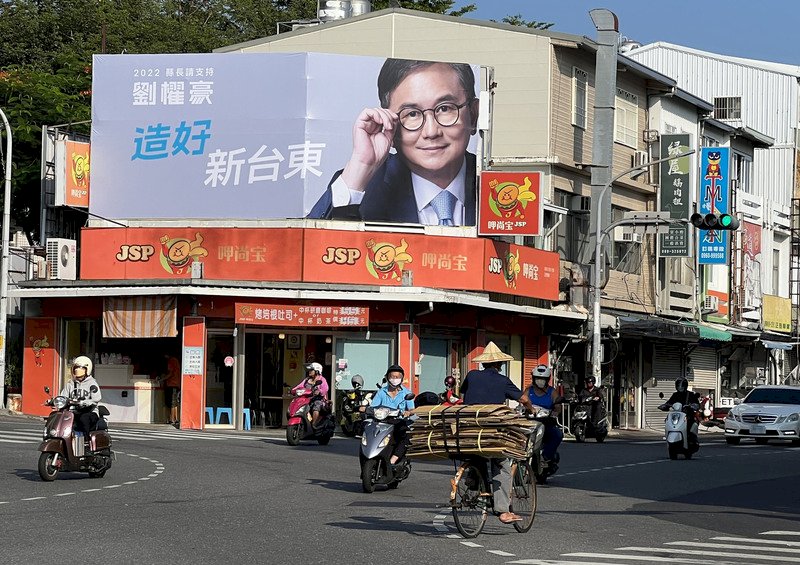 台東縣長選誰？藍綠豎起大型看板爭取選民認同