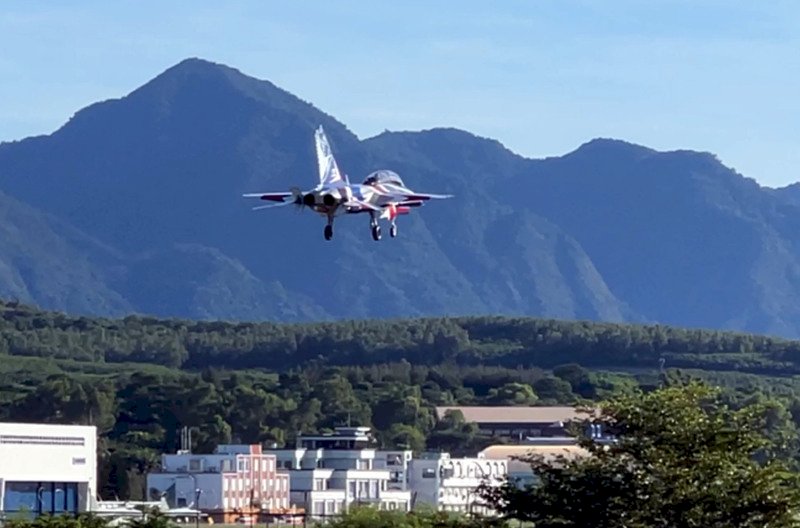 勇鷹高教機升空恢復正常訓練 航空迷捕捉畫面