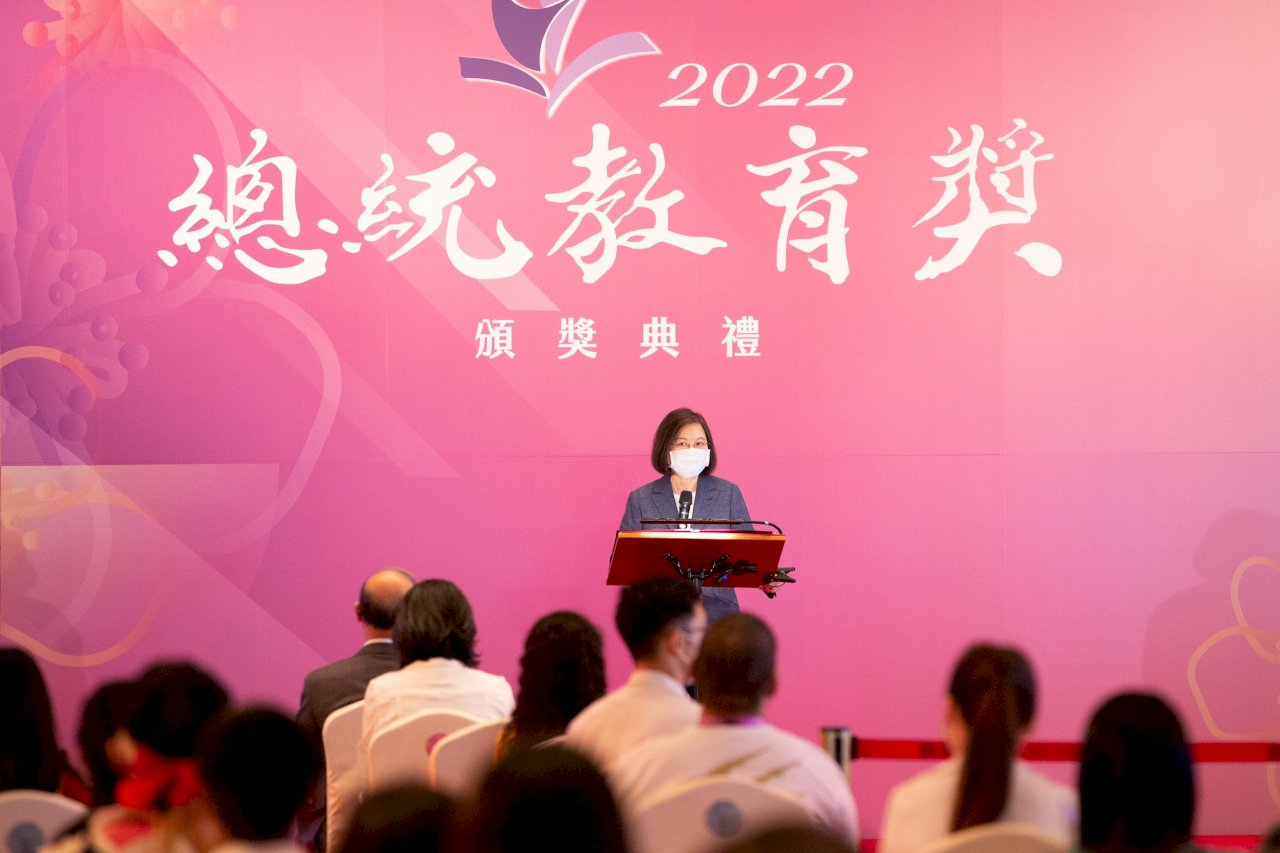 總統教育獎 蔡總統：得獎學生鼓勵社會也鼓勵了她
