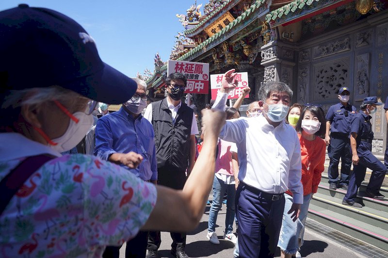 陳時中參拜關渡宮  承諾一本初心不造成對立