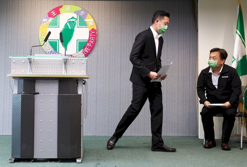 林智堅宣布退選 民進黨徵召鄭運鵬參戰桃園市長