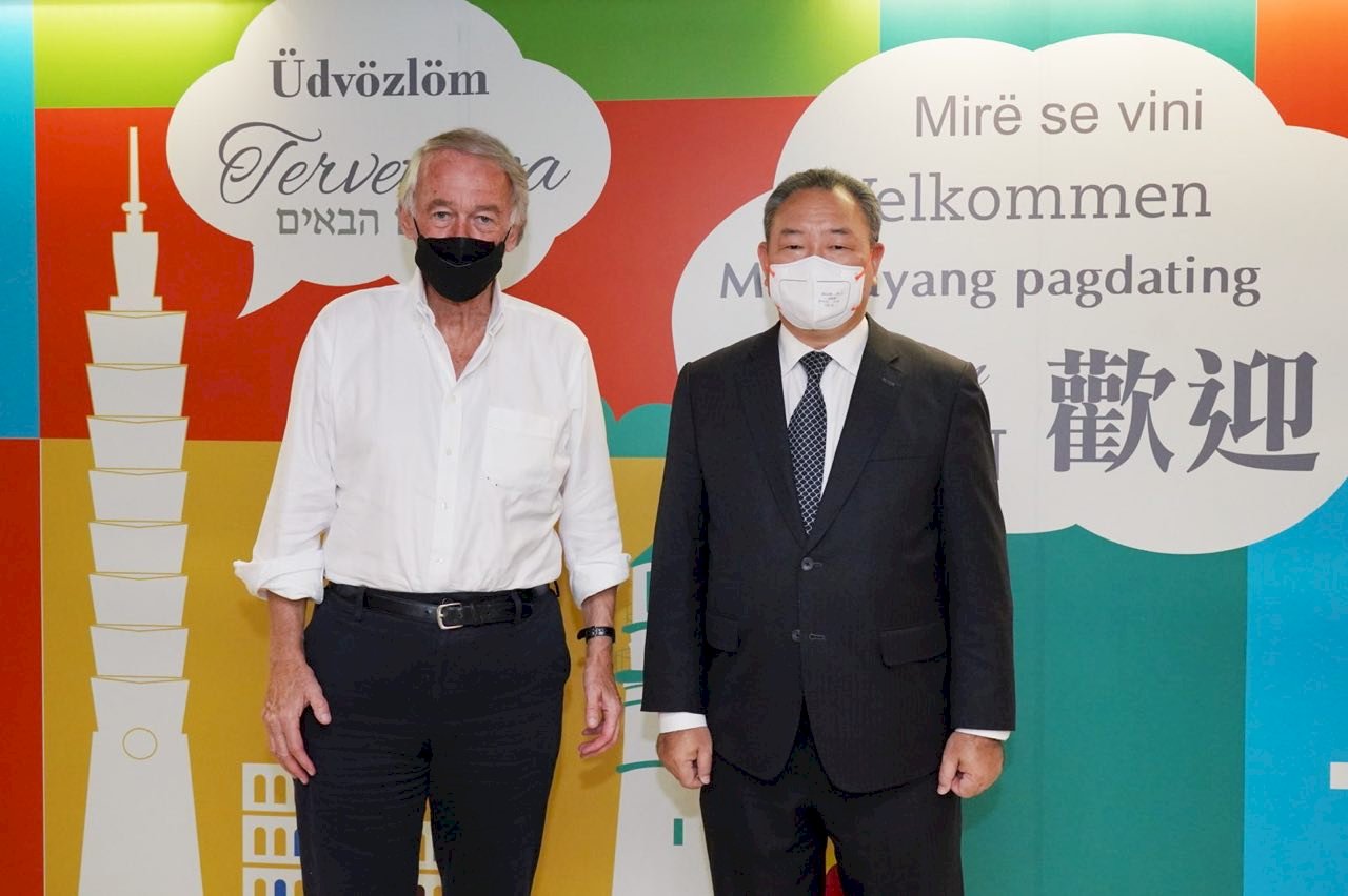 不畏中國軍演 美國參議員馬基率國會團訪台
