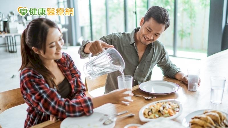 喝水怎樣喝才有效？6大QA教你喝出好氣色