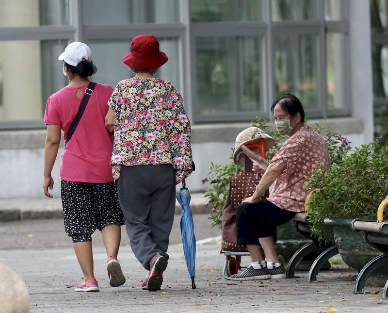疫情加人口老化  去年國人平均壽命減少1.02歲