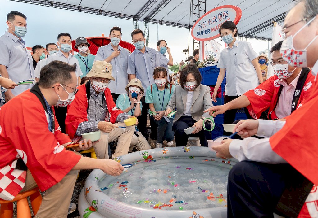 總統參觀台日水果夏祭 調製氣泡飲還撈金魚