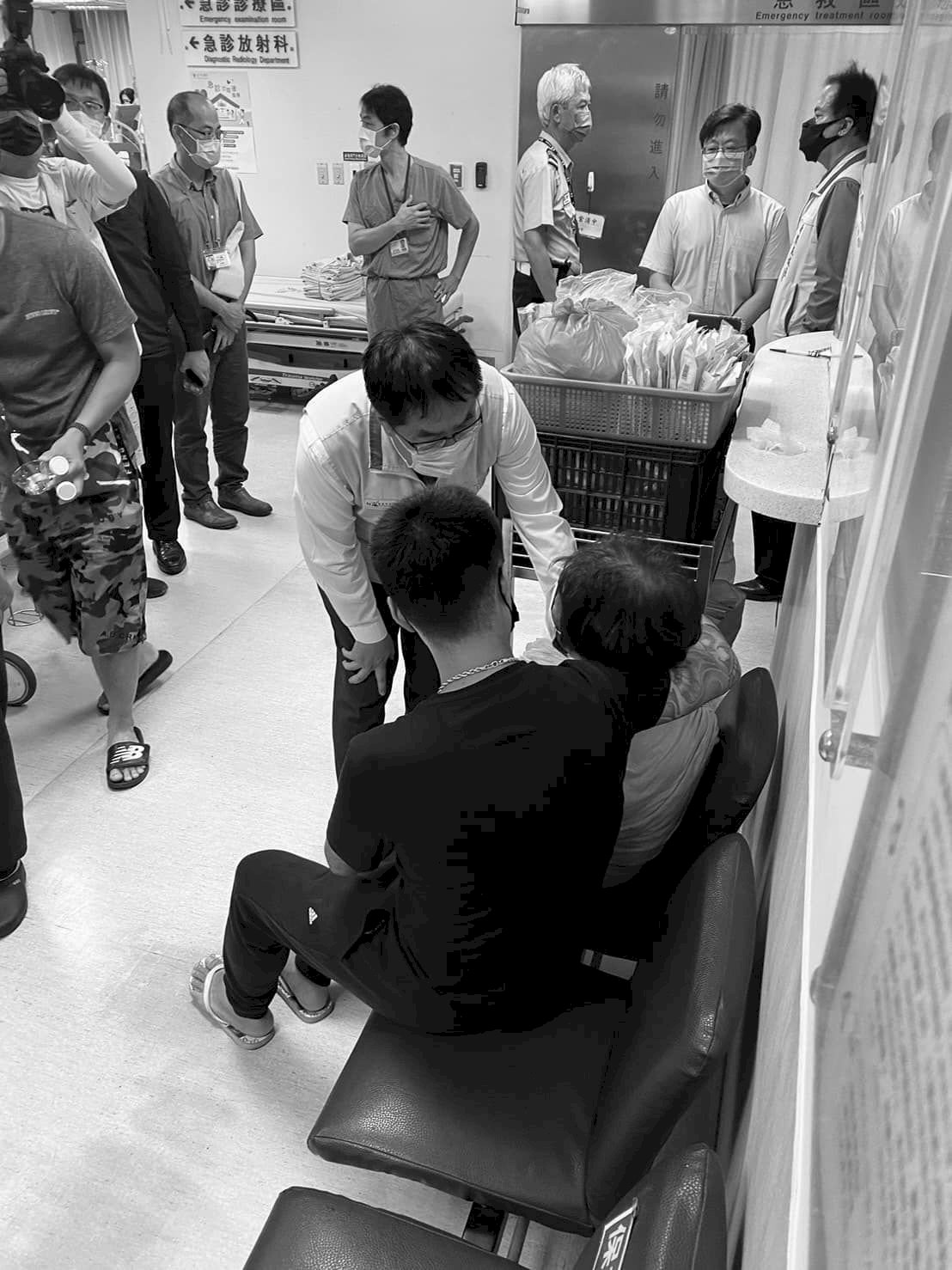 台南雙警遭襲命案  黃偉哲：全力緝凶協助家屬善後