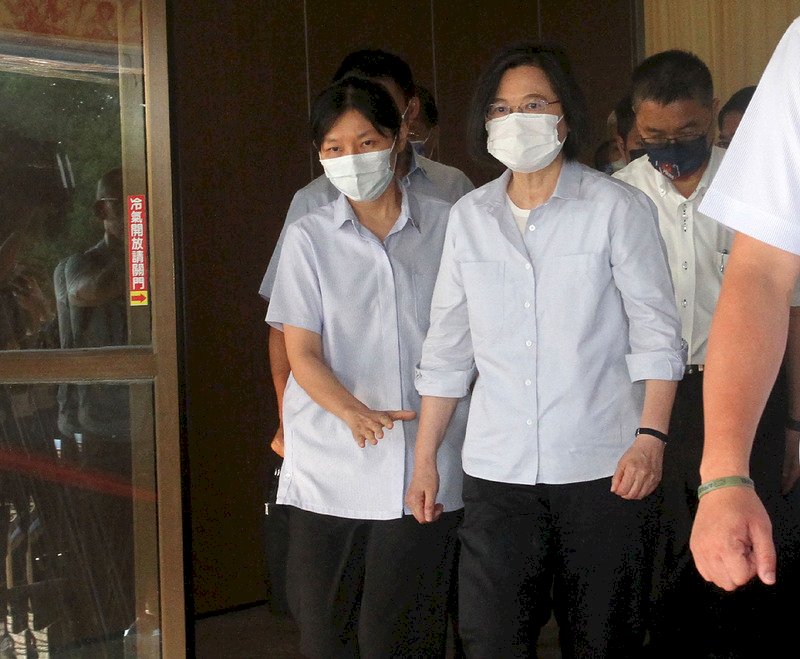 蔡總統慰問殉職員警家屬 允警械使用加速修法