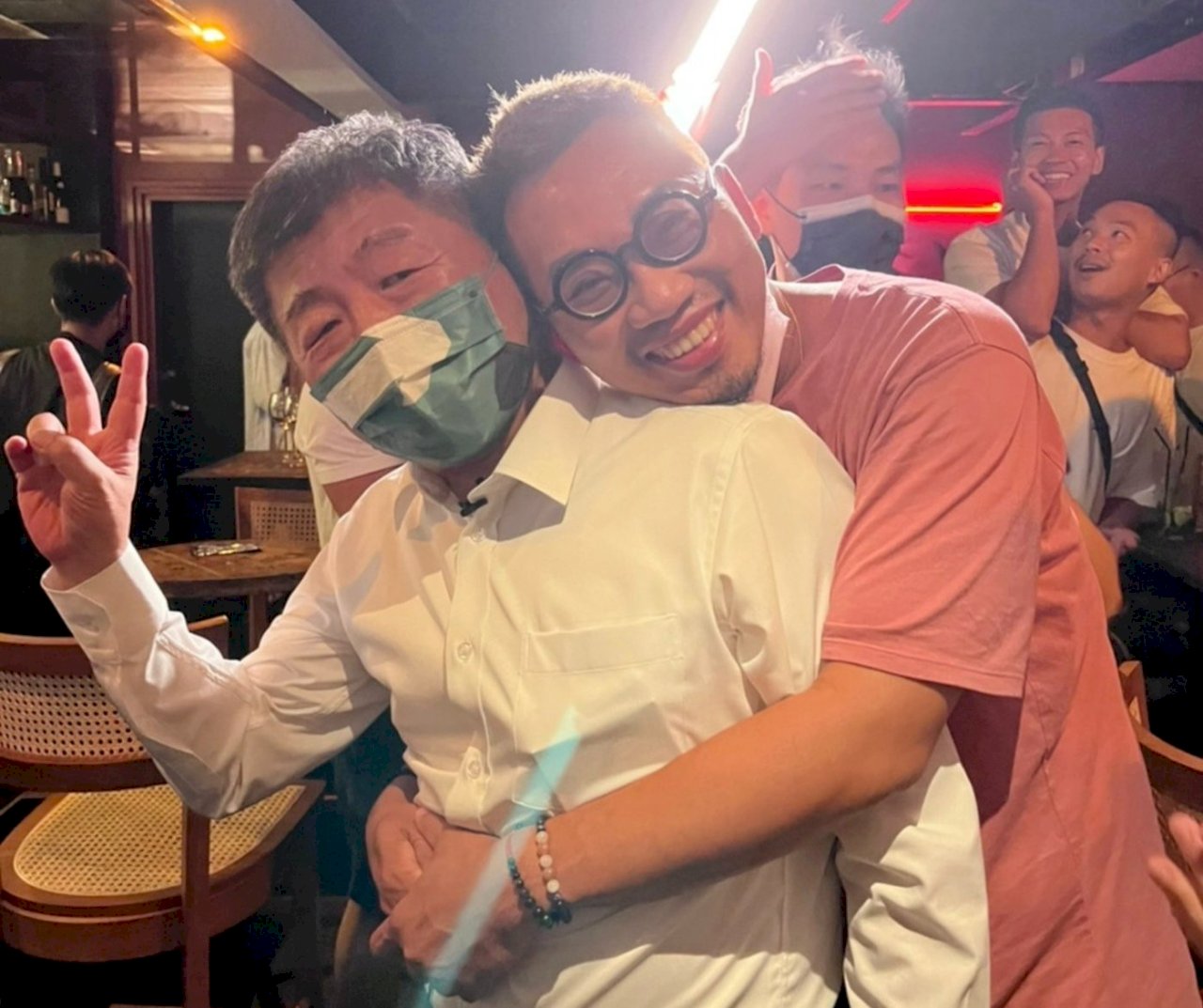 陳時中夜訪大安區特色酒吧 與年輕人自拍