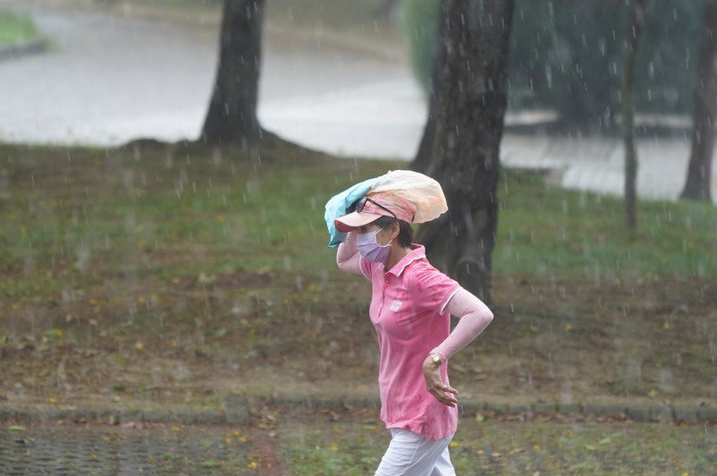 午後中南部陣雨 颱風影響北台灣晚上轉雨