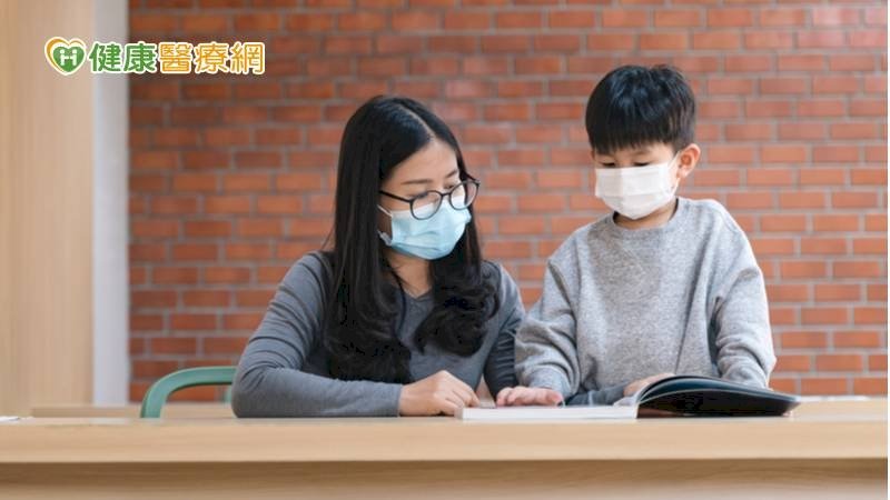 孩童戴口罩影響情緒、語言發展！治療師有解
