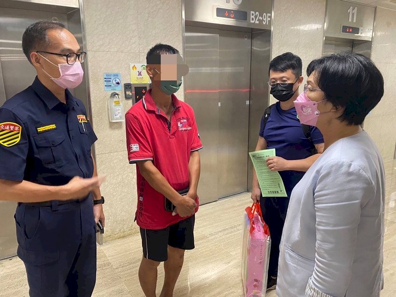 盼再能行走！新手媽媽被號誌燈砸中恐癱瘓
