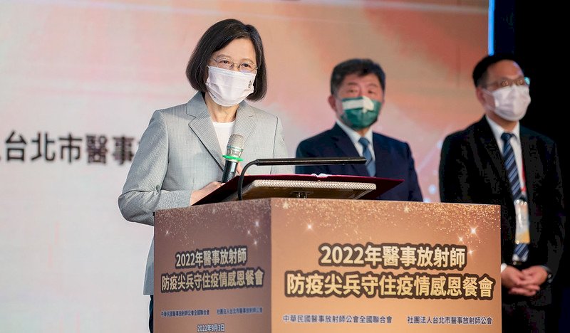 蔡總統：醫事放射師貼近病患取影像 防疫關鍵英雄