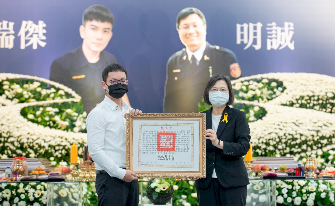 頒發凃明誠、曹瑞傑褒揚令 總統盼速過相關修法