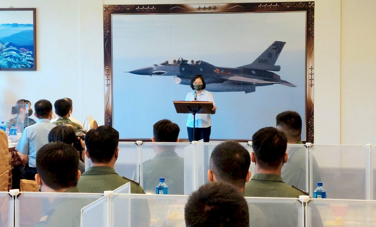 總統：以國軍展現自我防衛信念與能力為傲