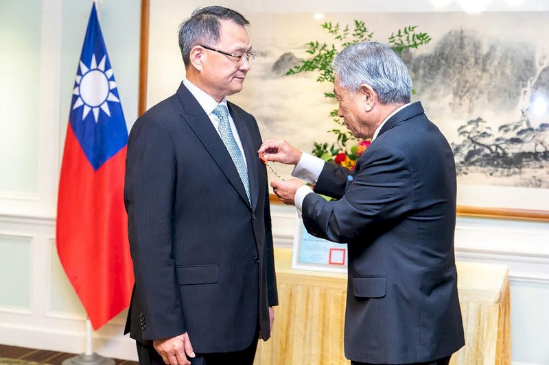 疫情時助民眾包機返國 馬來西亞台商獲外交獎章
