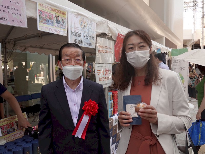 東京杉並區辦台灣市集 謝長廷贈區長蛋黃酥祝圓滿