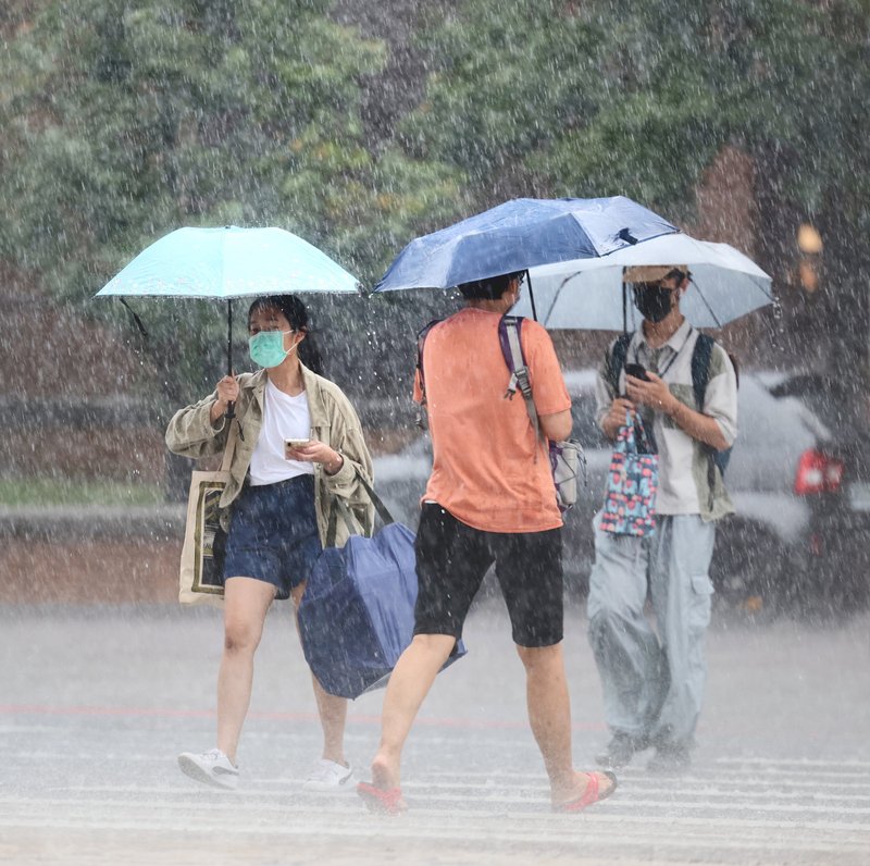 中颱「梅花」逐漸發威 留意長浪、強風、豪大雨