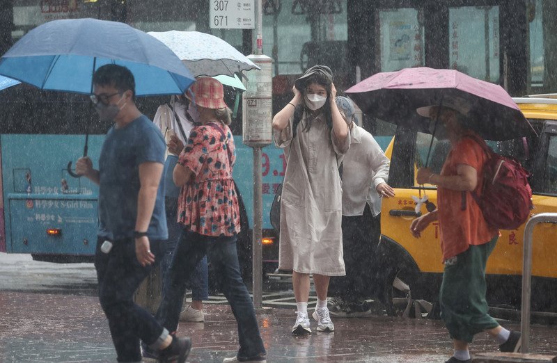 梅花外圍環流影響 中部以北上半天雨勢仍明顯