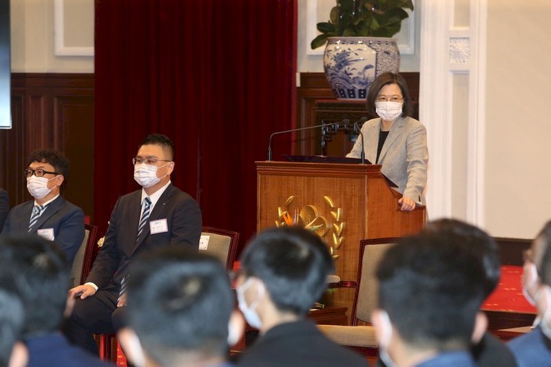 總統接見青商總會 力催18歲公民權修憲過關