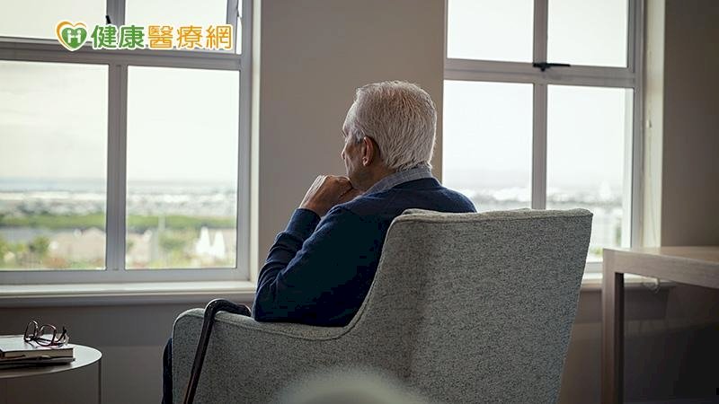 疫起照顧遺忘世界的他！失智症照護不能拖