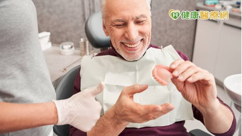 笑掉大牙是真的！「6大招」善用假牙黏著劑